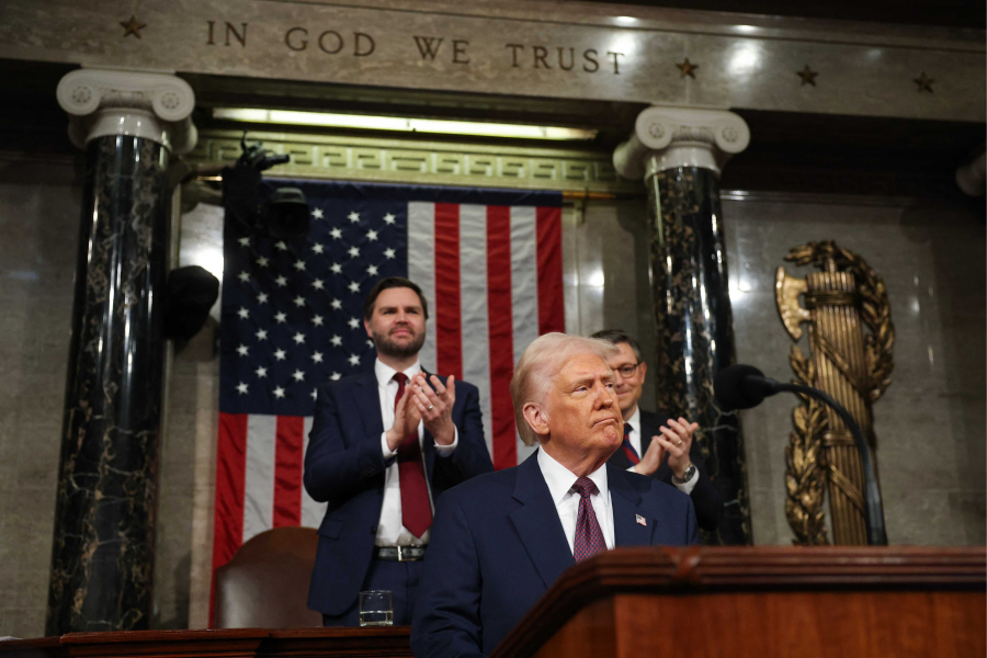 Trump sob o tom e eleva amor e ódio em discurso na sessão conjunta do Congresso no Capitólio