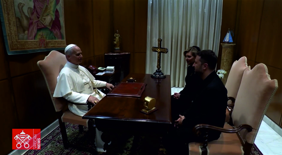 Papa Leão XIV se encontra no Vaticano com presidente Ucraniano. Zelensky espera paz justa e duradoura em seu território.