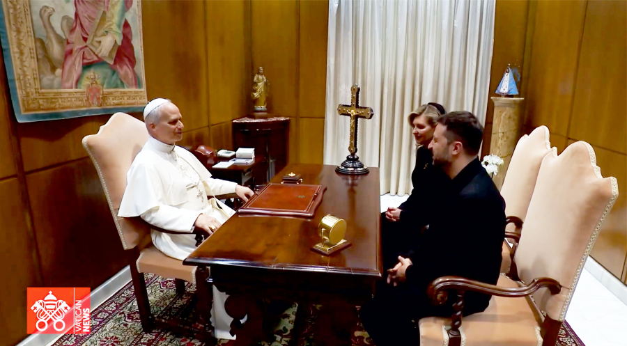 Papa Leão XIV se encontra no Vaticano com presidente Ucraniano. Zelensky espera paz justa e duradoura em seu território.
