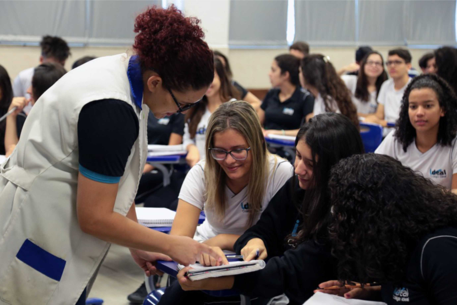Famílias brasileiras priorizam escolas que ensinam valores socioemocionais, aponta pesquisa