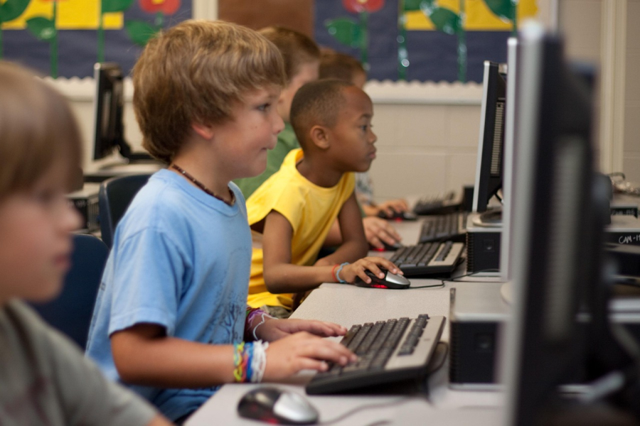 Internet via satélite conecta escolas isoladas e transforma a educação no Brasil
